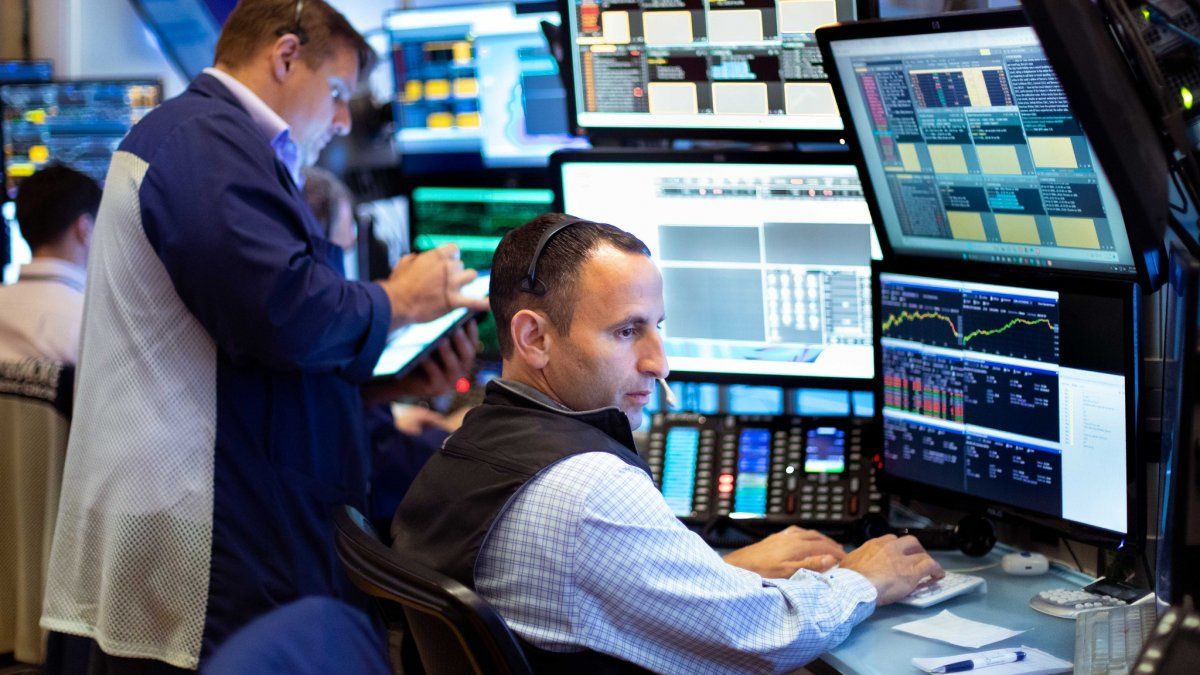 Wall Street sube tras el debut de SpaceX y el petróleo toca su nivel más bajo en tres meses