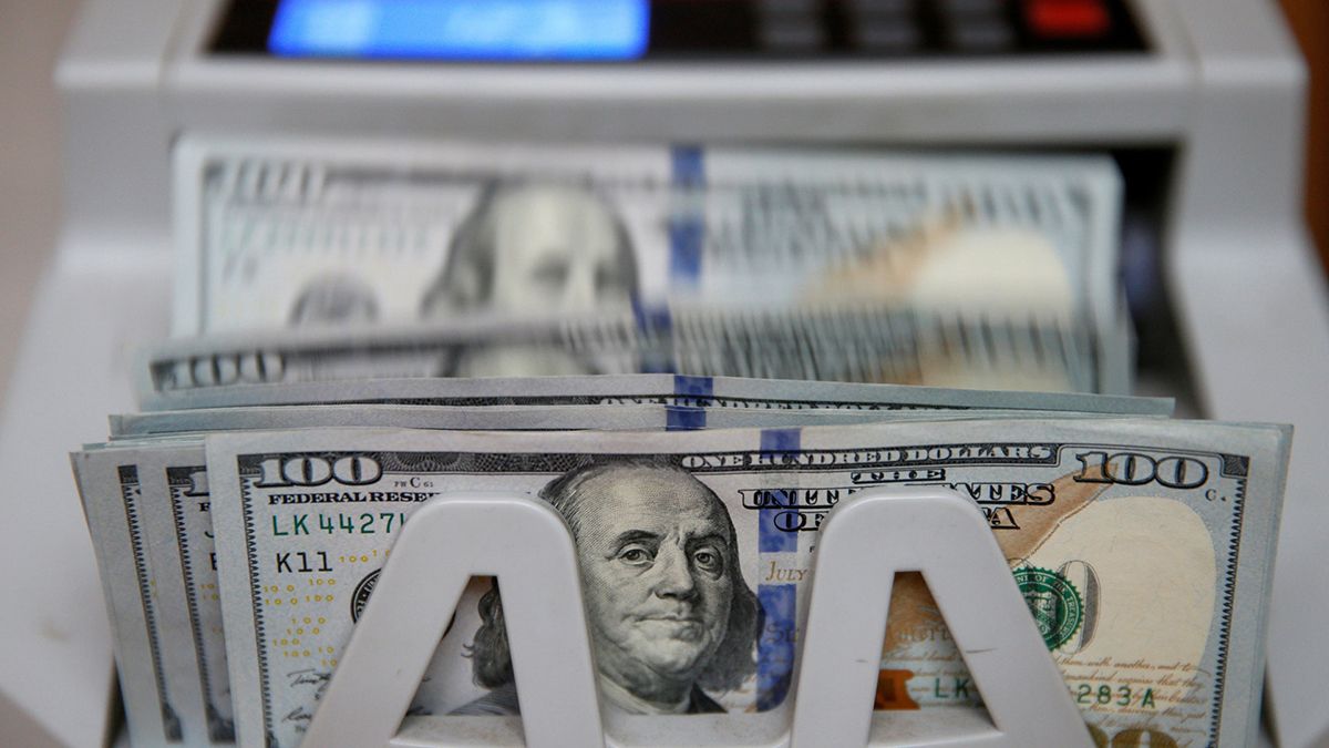 El dólar mayorista extiende su rebote, aunque sigue lejos del techo de la banda cambiaria