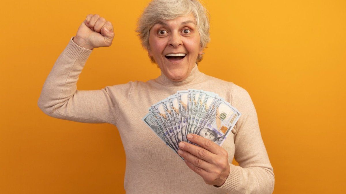 El método del ahorro invertido para asegurar tus ahorros en dólares apenas cobrás