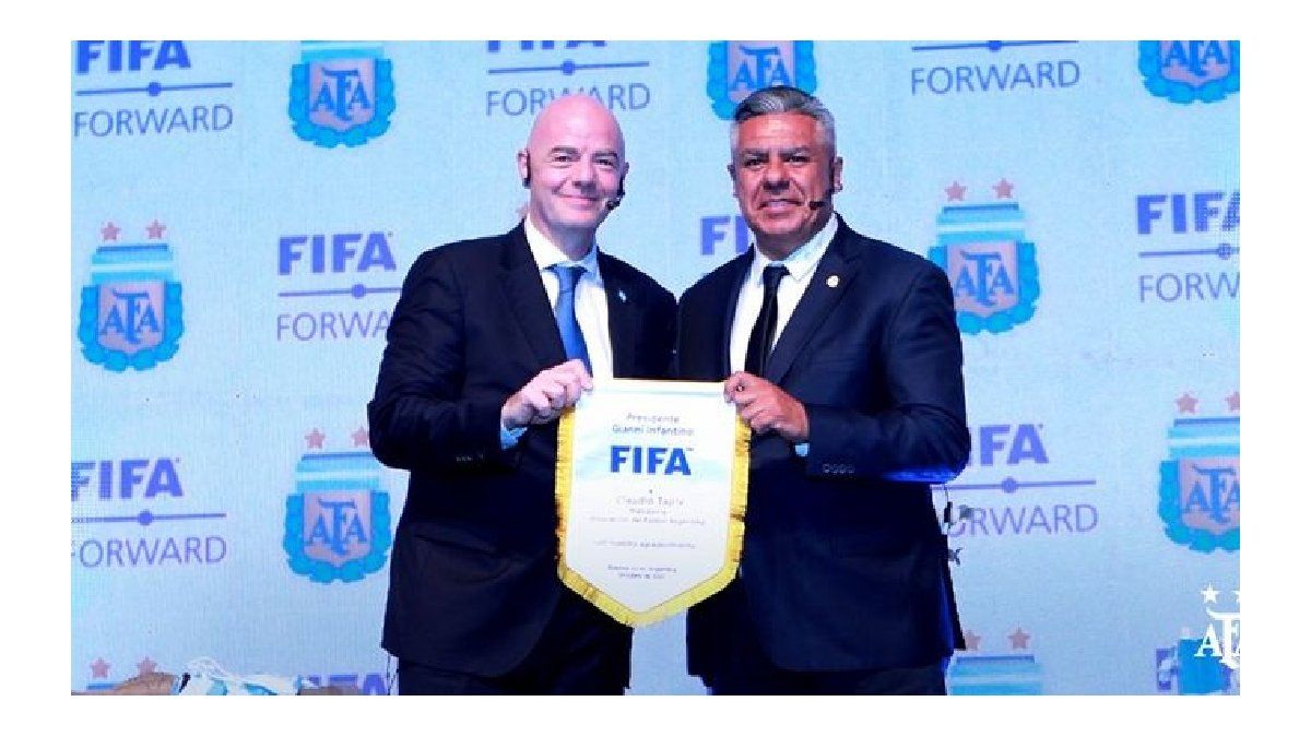 Chiqui Tapia posó con Infantino antes del Mundial 2026 y le dedicó un mensaje en las redes