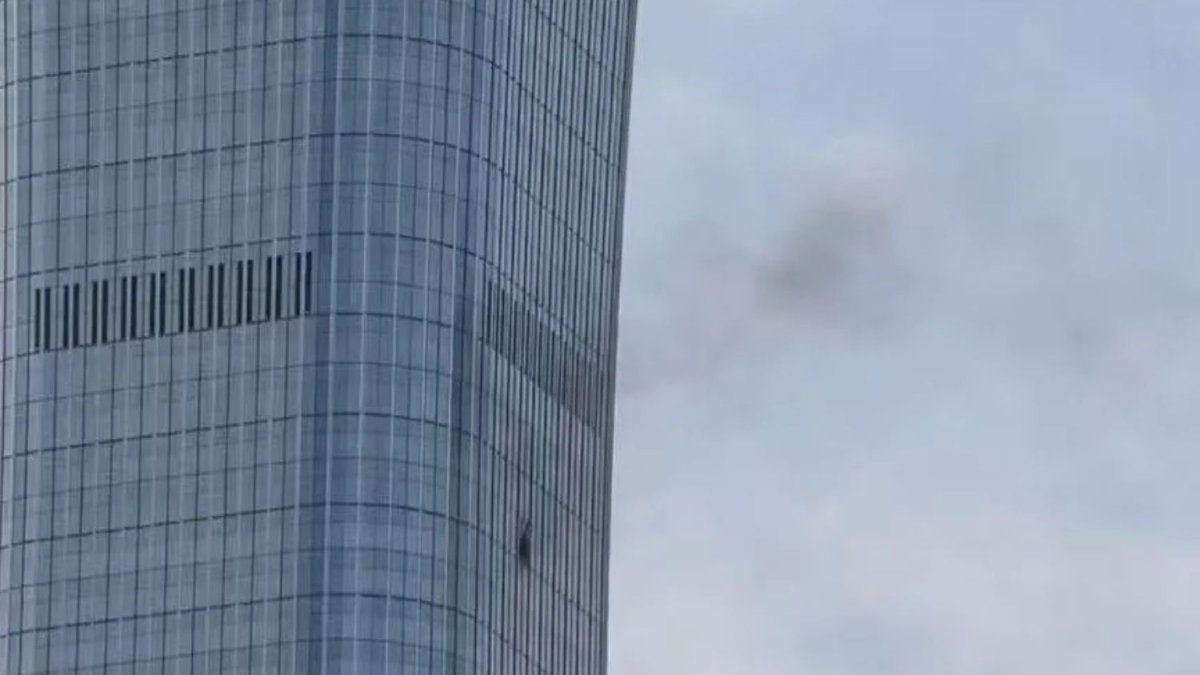 una avioneta se estrelló contra el rascacielos más alto de Pekín y la ciudad recupera la normalidad en horas