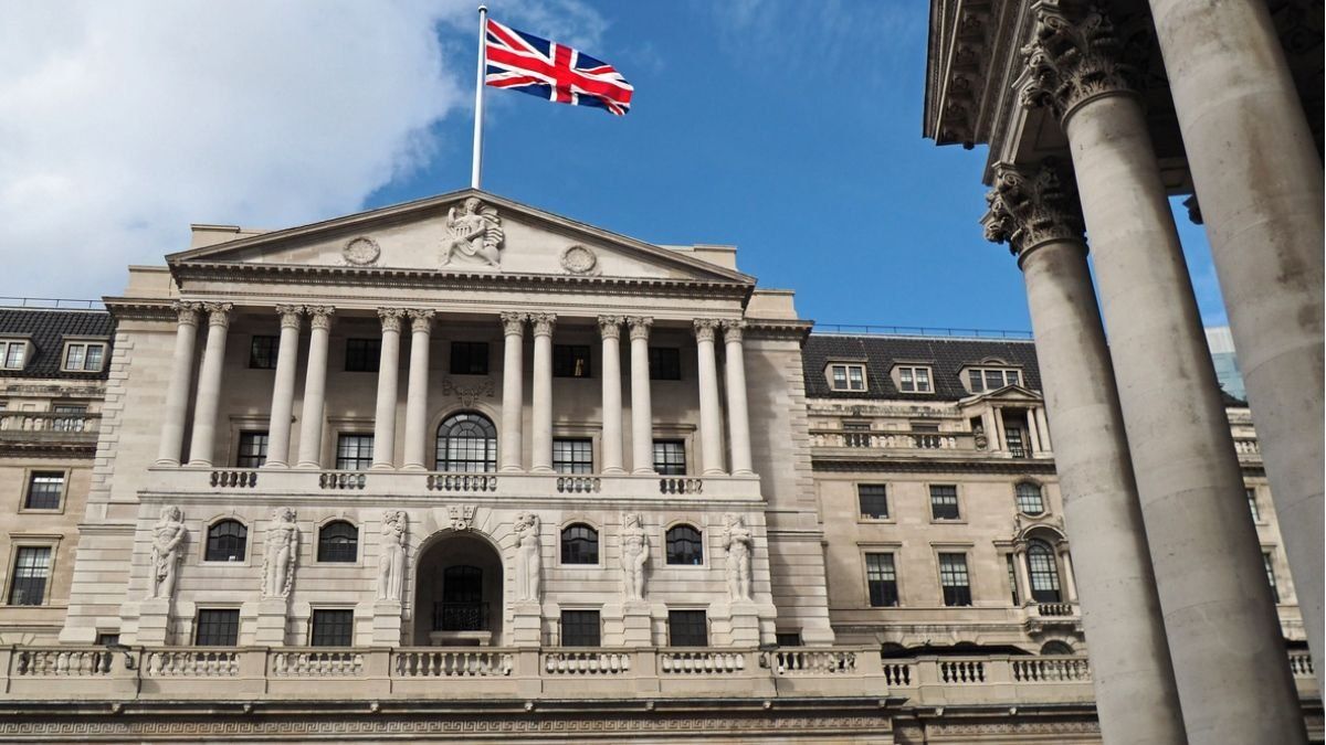 El Banco de Inglaterra mantuvo las tasas sin cambios, aunque no descartó nuevas subas en el año