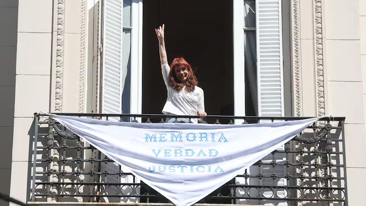 Cristina Kirchner quedó bajo advertencia judicial por las manifestaciones frente a su domicilio