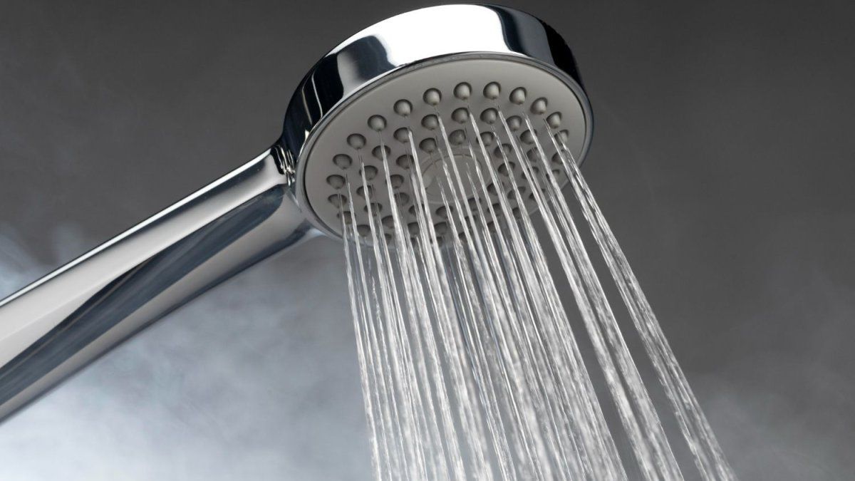 tiene solo 14 años y diseñó un dispositivo que ahorra más de 5 litros de agua por ducha