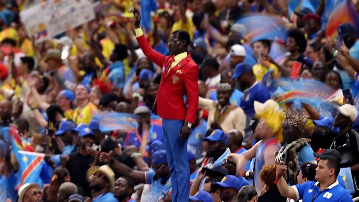 Quién es Lumumba Vea, el hincha-estatua de RD Congo que se robó las miradas en el partido ante Colombia