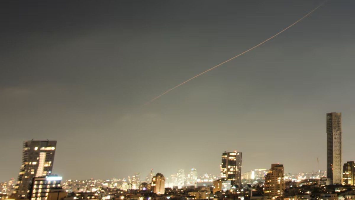 Israel ignora la advertencia de Donald Trump y ataca Teherán tras el bombardeo de Irán