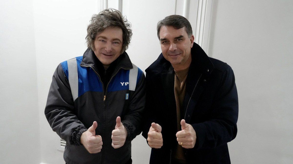 Javier Milei recibió a Flávio Bolsonaro y ratificó su apoyo a la derecha brasileña