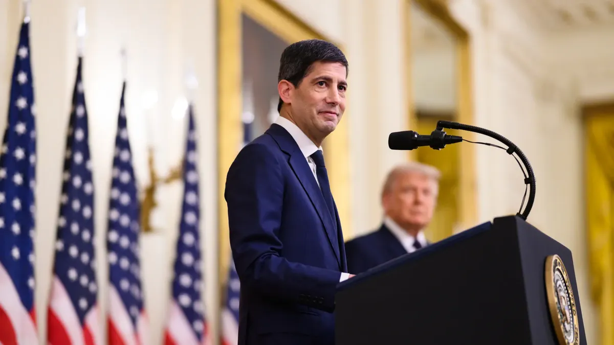 La Fed de Kevin Warsh habla poco, pero lo suficiente para señalar una suba de tasas antes de fin de año