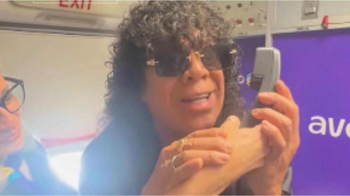 La Mona Jiménez dio un inesperado show a bordo de un avión que viajaba a Dallas con hinchas argentinos