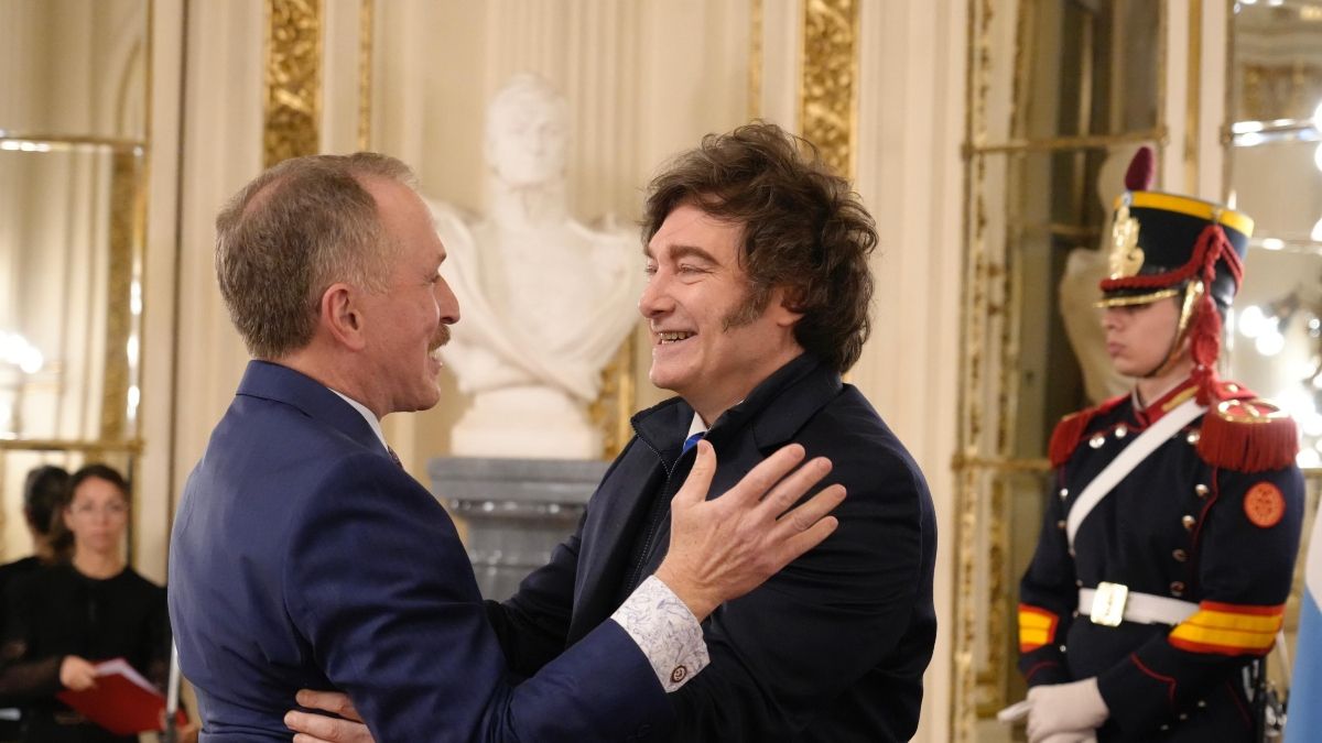 Tras tomarle juramento a Diego Santilli, Javier Milei asiste al brindis por la independencia de EEUU en la embajada
