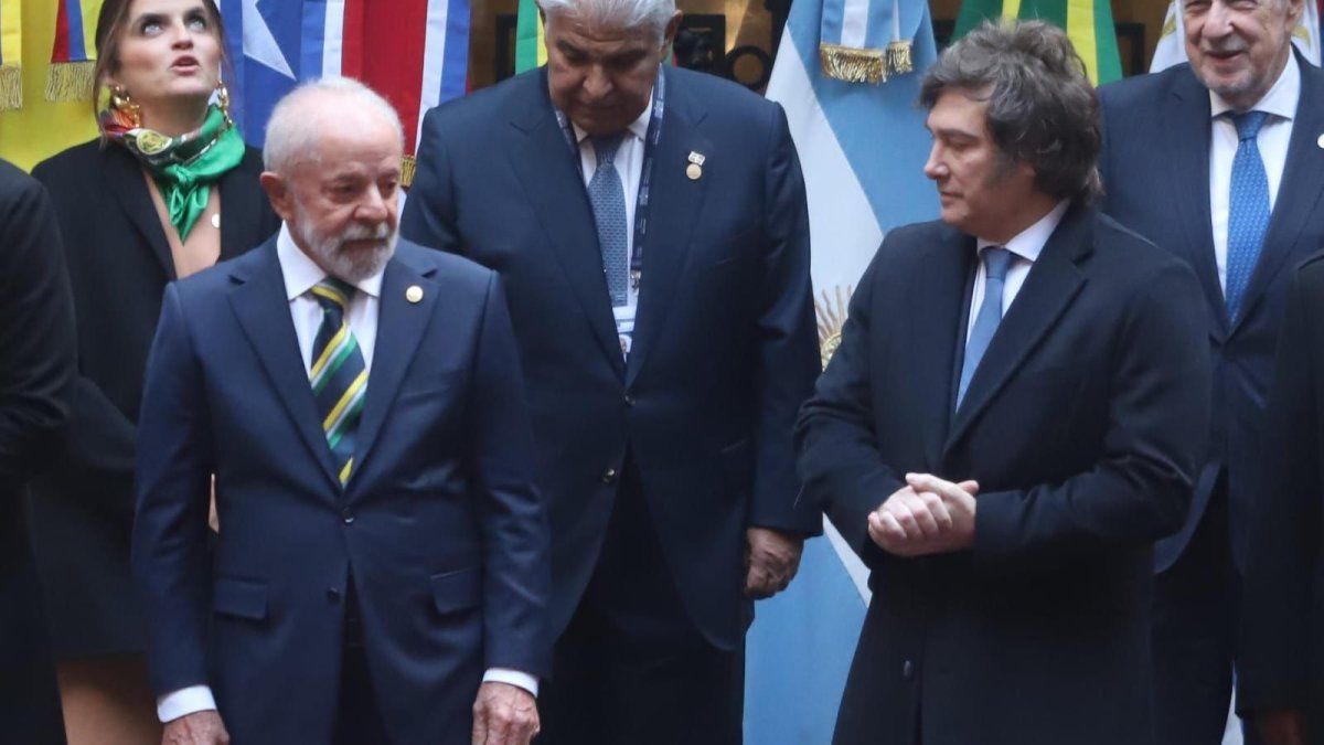 Javier Milei llega a la cumbre del Mercosur en medio de tensiones con Brasil, Venezuela y un frente interno abierto en la Casa Rosada