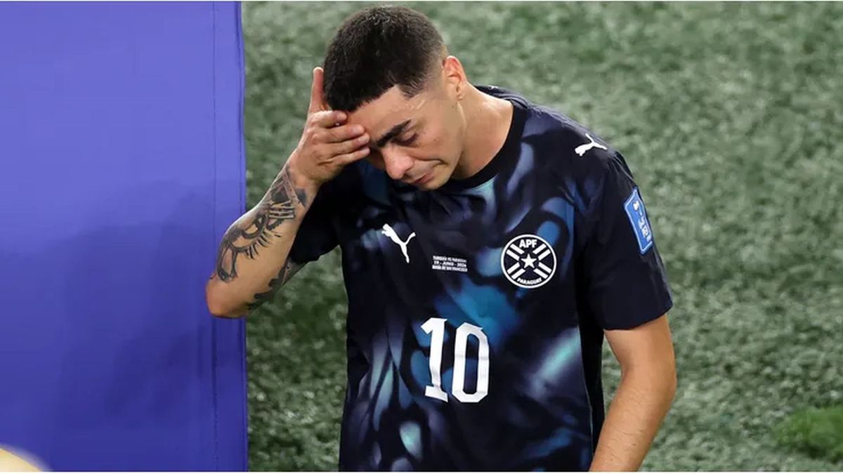 FIFA confirmó la suspensión para Miguel Almirón, el primer futbolista expulsado por taparse la boca para hablar