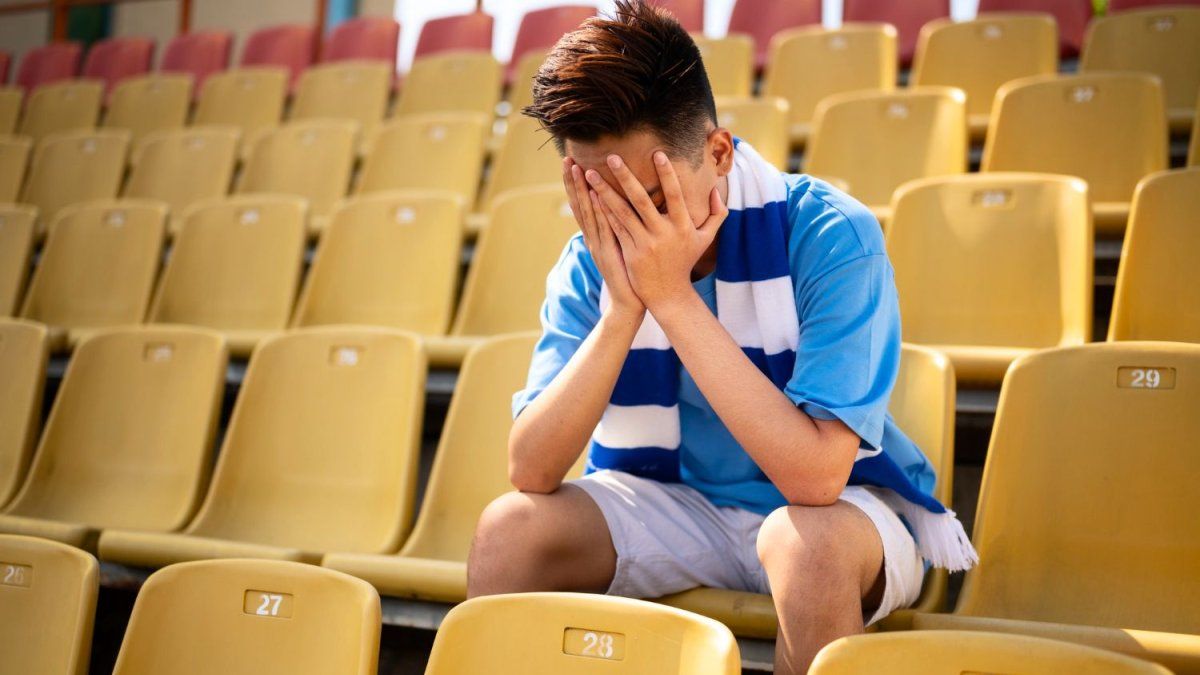 Pagaron u$s100 millones por la nueva joya del fútbol mundial y una histórica sanción no le permite pisar la cancha