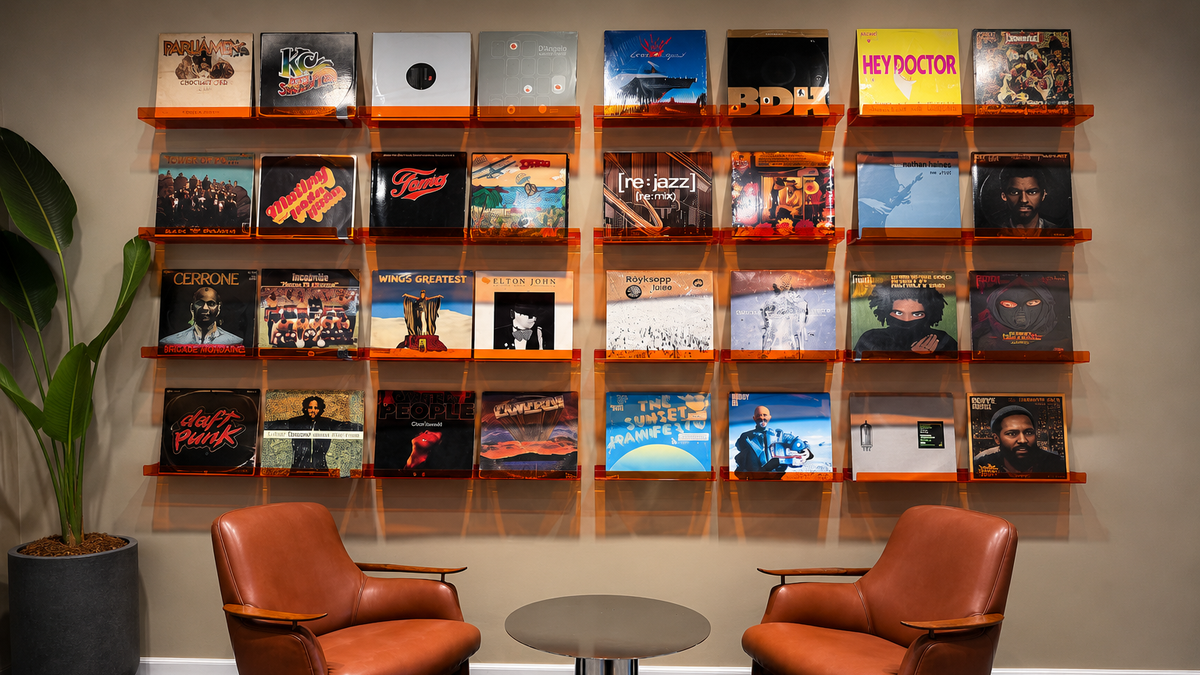 La cafetería argentina elegida entre las mejores del mundo abre un nuevo espacio donde conviven café, libros y música