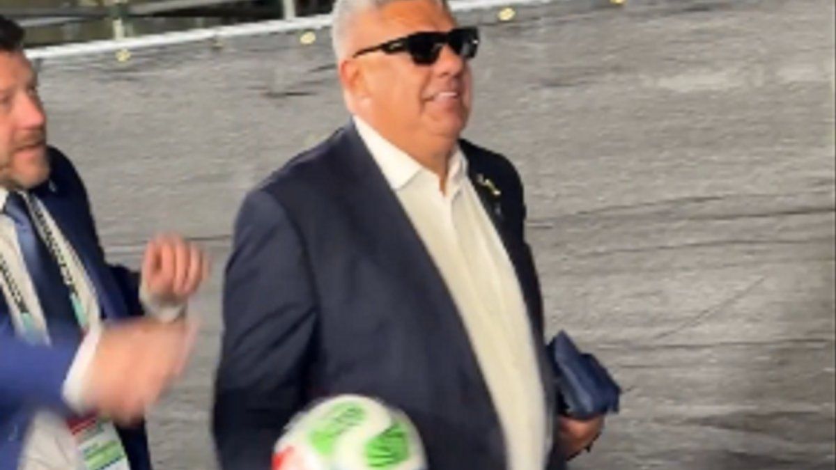 Claudio Tapia se llevó la pelota del hat-trick de Lionel Messi ante Argelia: el video