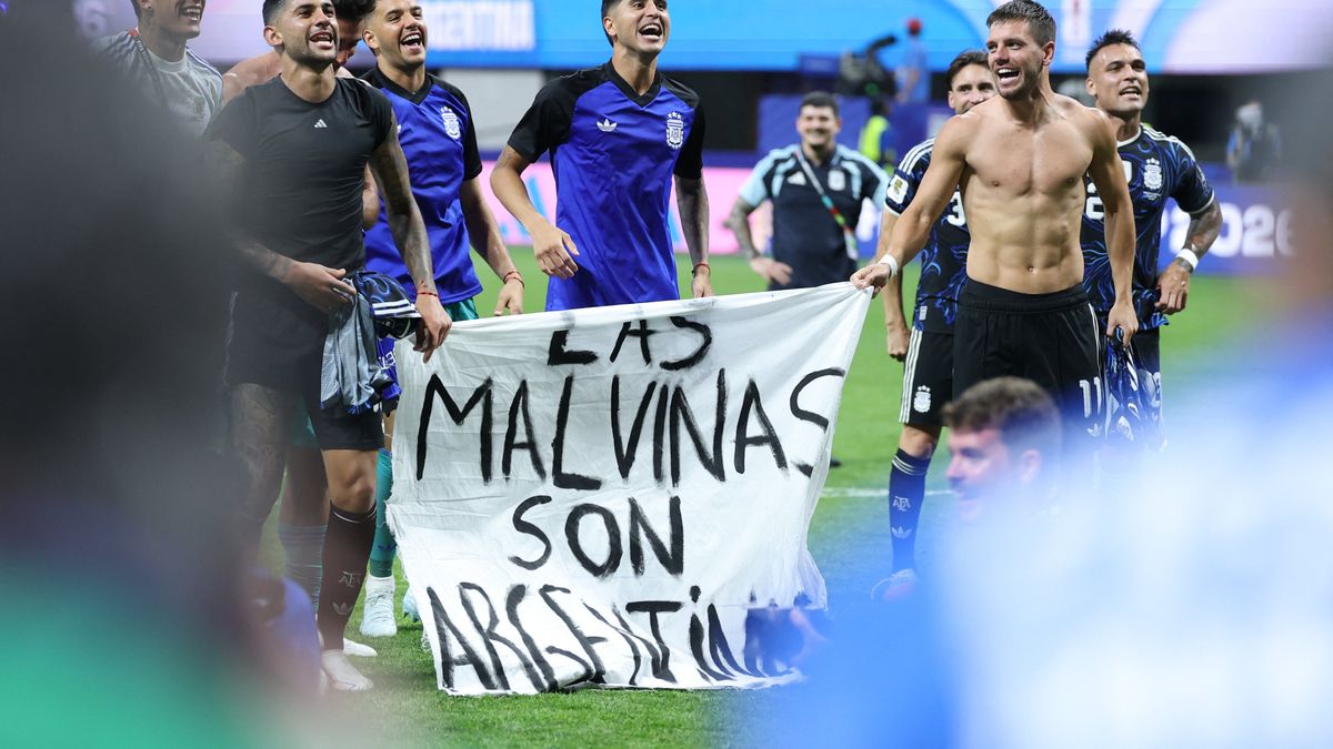 La historia detrás de la bandera de Malvinas que mostraron los jugadores tras la victoria contra Inglaterra