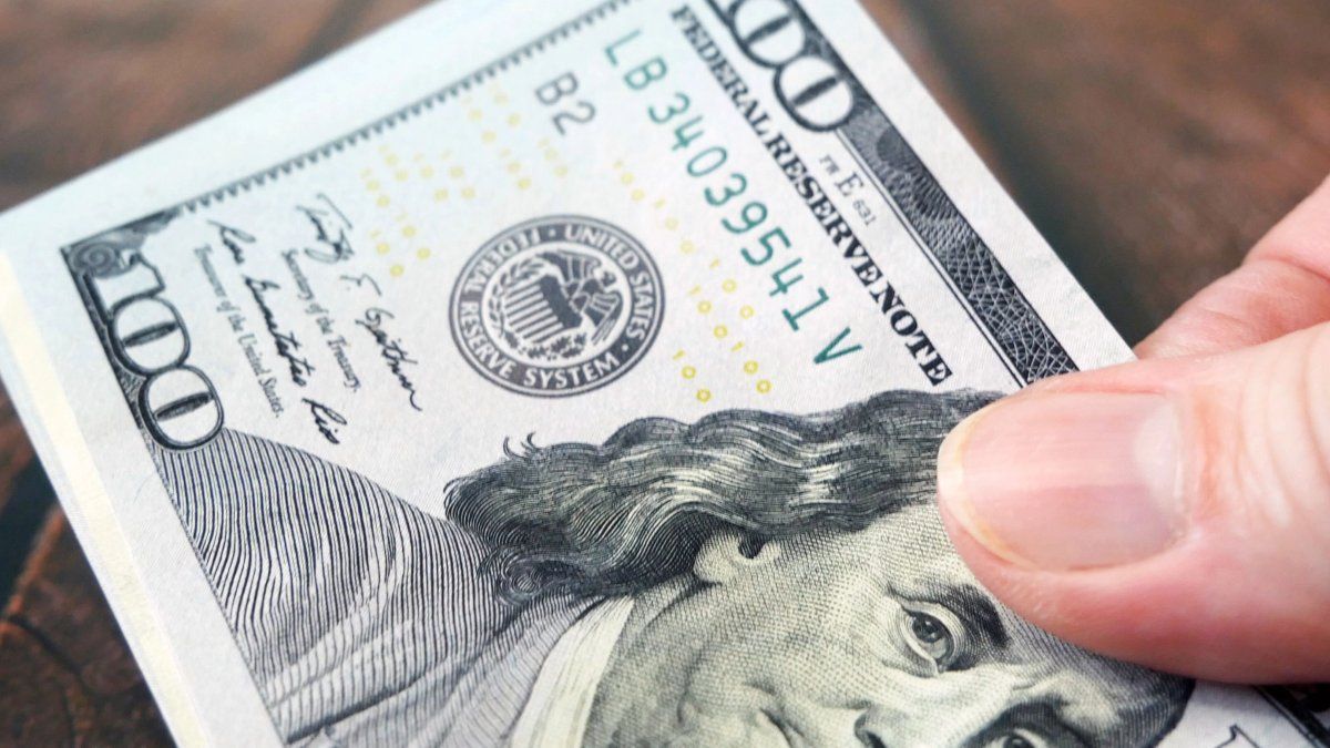 El dólar oficial registró su mayor suba semanal en más de un mes y cerró en un nuevo récord nominal