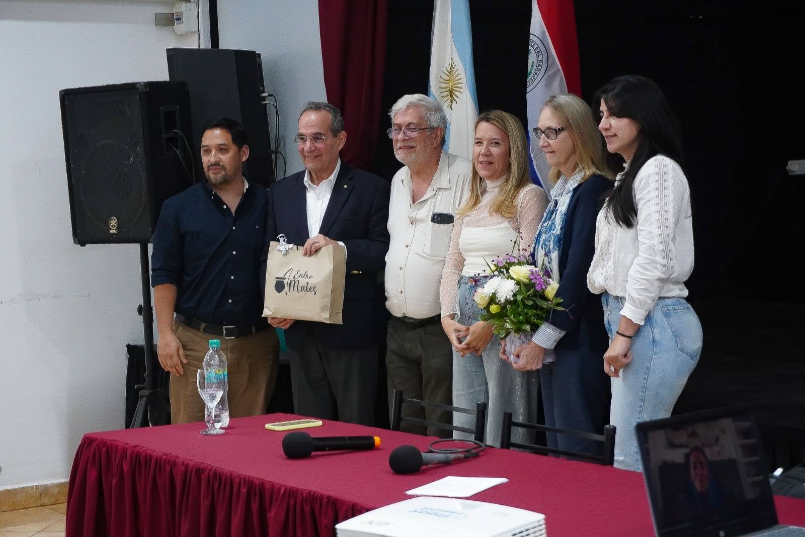 Tuvimos el honor de recibir en Virasoro a Martín Burt, referente internacional en emprendedurismo social, quien dictó la conferencia “Cómo superar la pobreza: experiencias y desafíos”.
​En un encuentro que superó las expectativas, el especialista detalló cómo funciona el Semáforo de Eliminación de l…