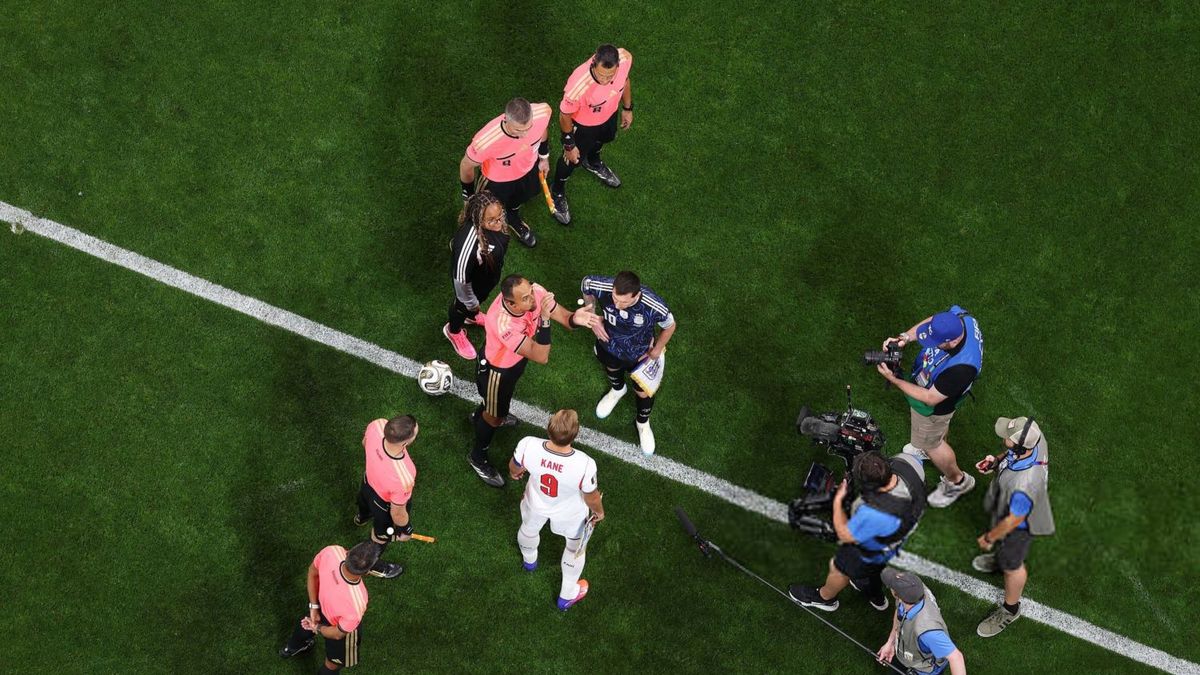 los hinchas argentinos calentaron la previa del partido cantando sobre el himno de Inglaterra