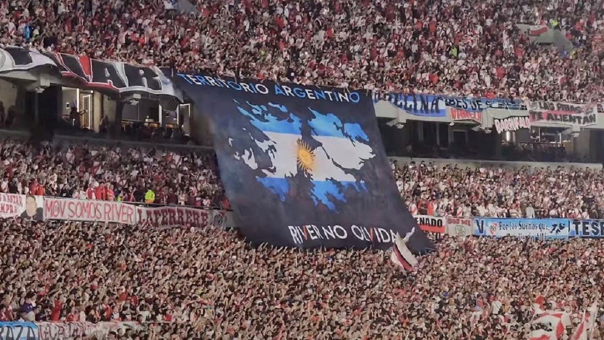 prohibieron el ingreso de banderas sobre Malvinas a los hinchas argentinos en el estadio para el partido ante Inglaterra