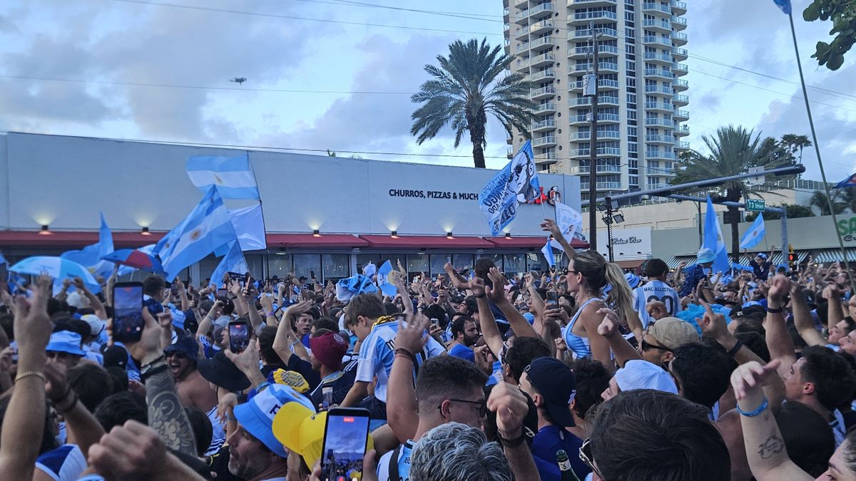 miles de hinchas argentinos coparon las calles en la previa del duelo con Cabo Verde