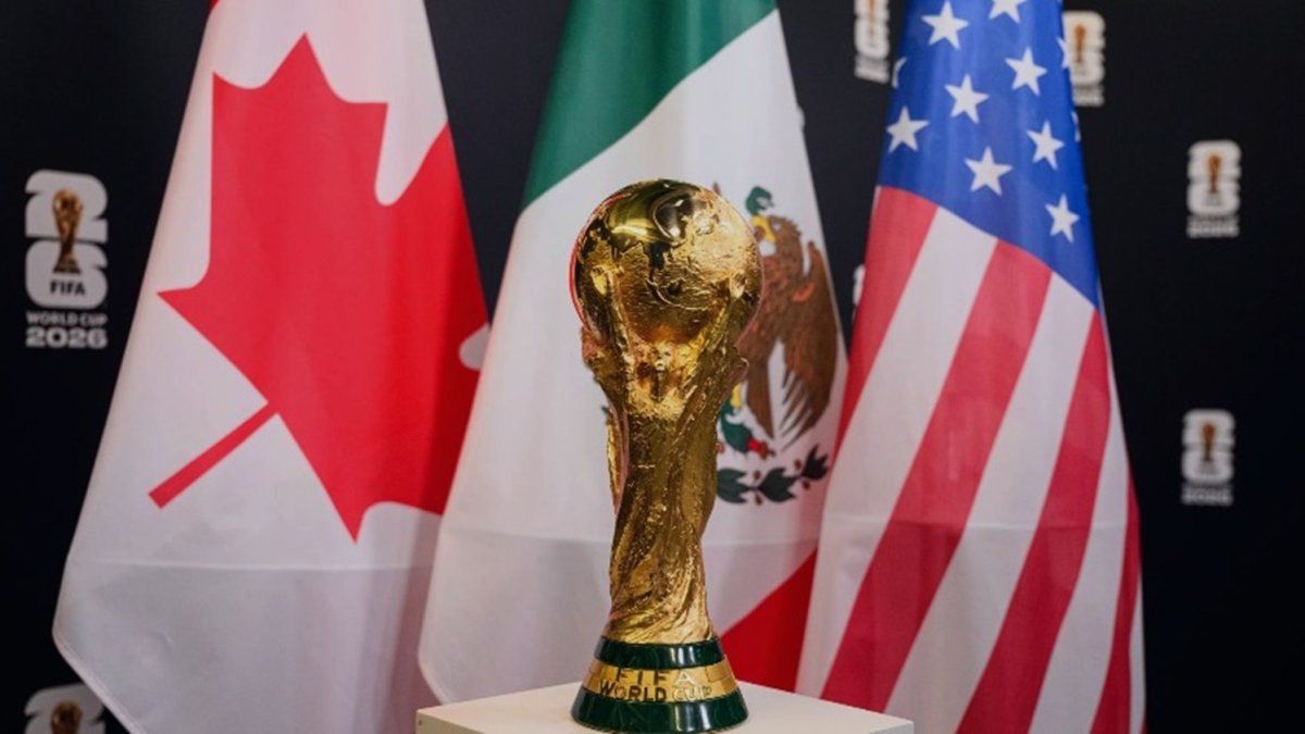 venden pasto de un partido que no se jugó y pagan fortunas por la camiseta más polémica del Mundial