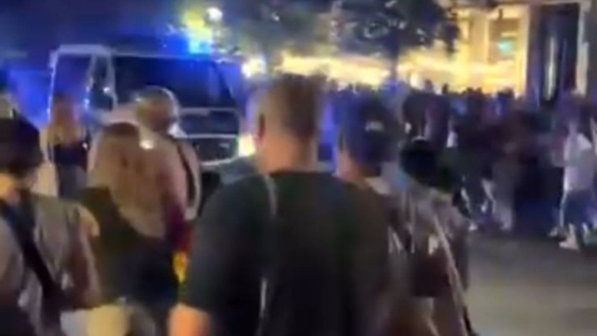 un muerto y 16 heridos tras el atropello masivo de una camioneta durante el Día del Orgullo