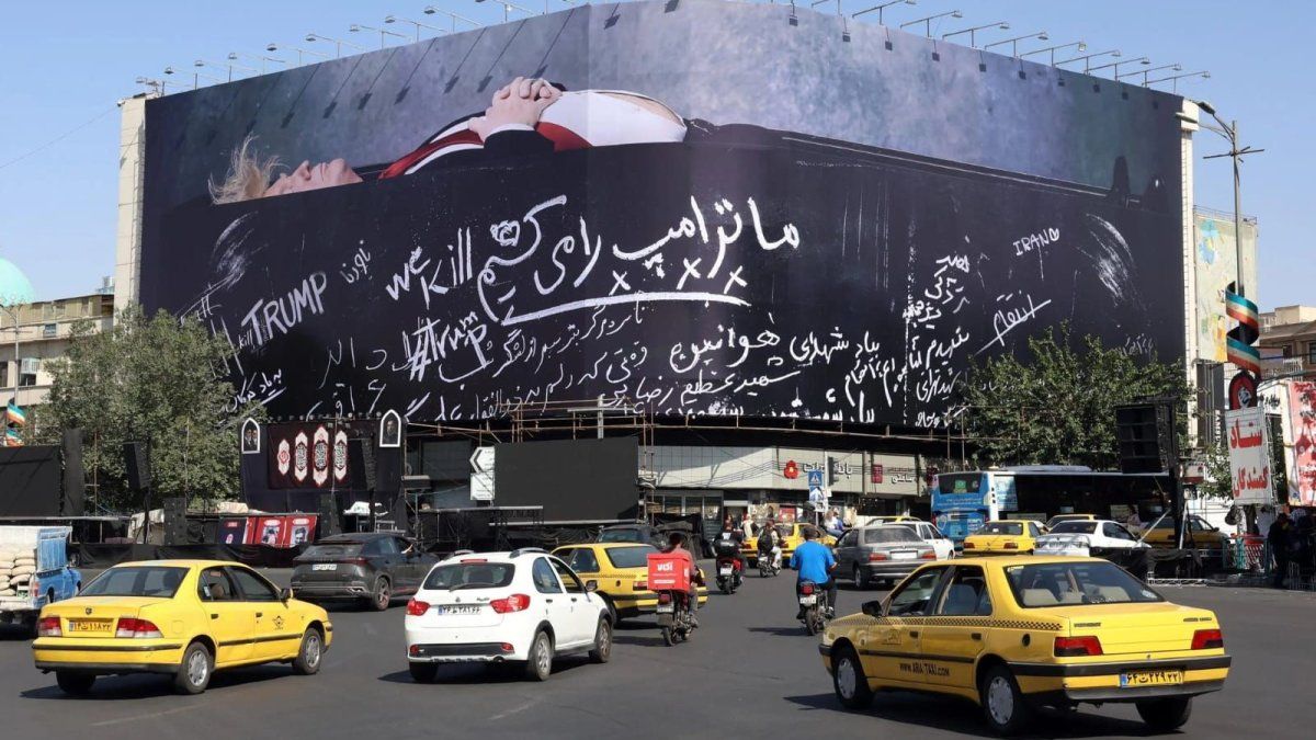 Un mural en el centro de Teherán mostró a Donald Trump en un ataúd: Lo vamos a matar