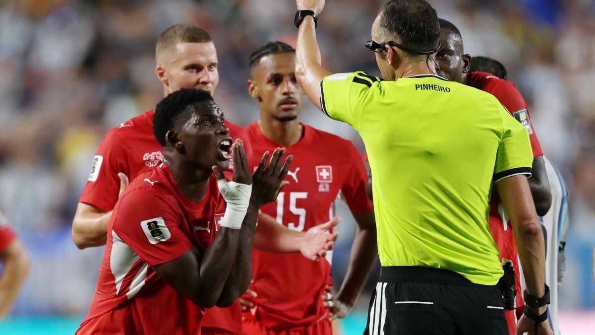 La IFAB aseguró que la expulsión del suizo Embolo ante Argentina fue un error arbitral
