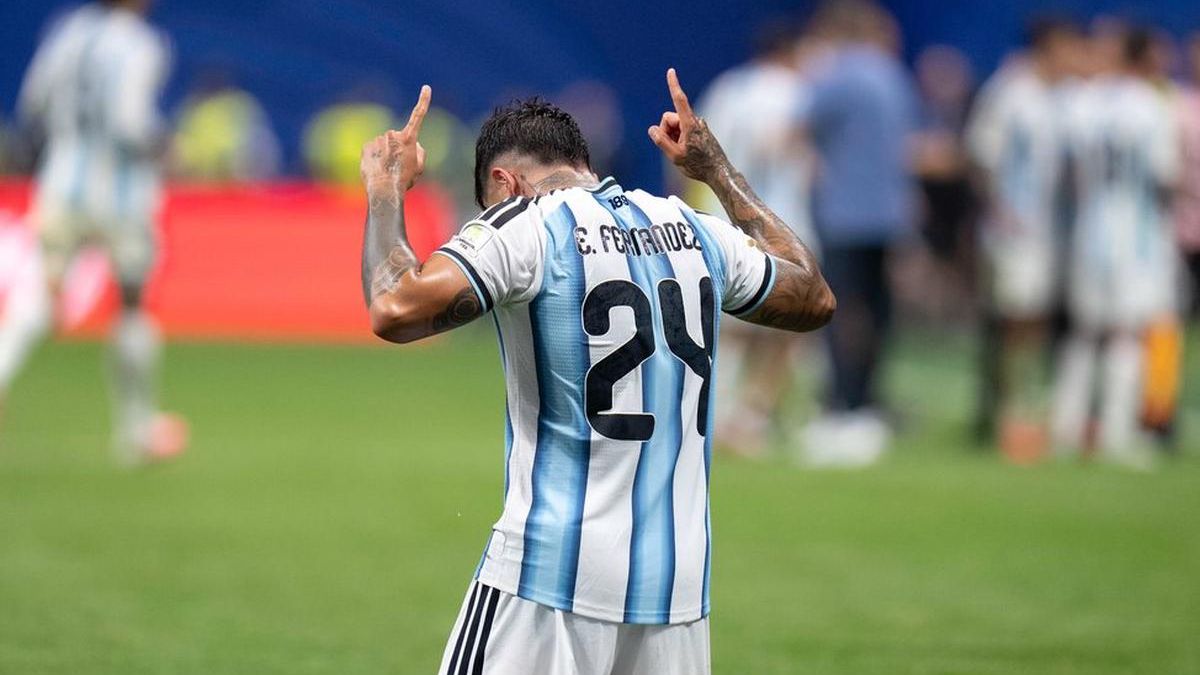 El video de Enzo Fernández al borde del llanto durante la arenga de Lionel Messi antes de la final