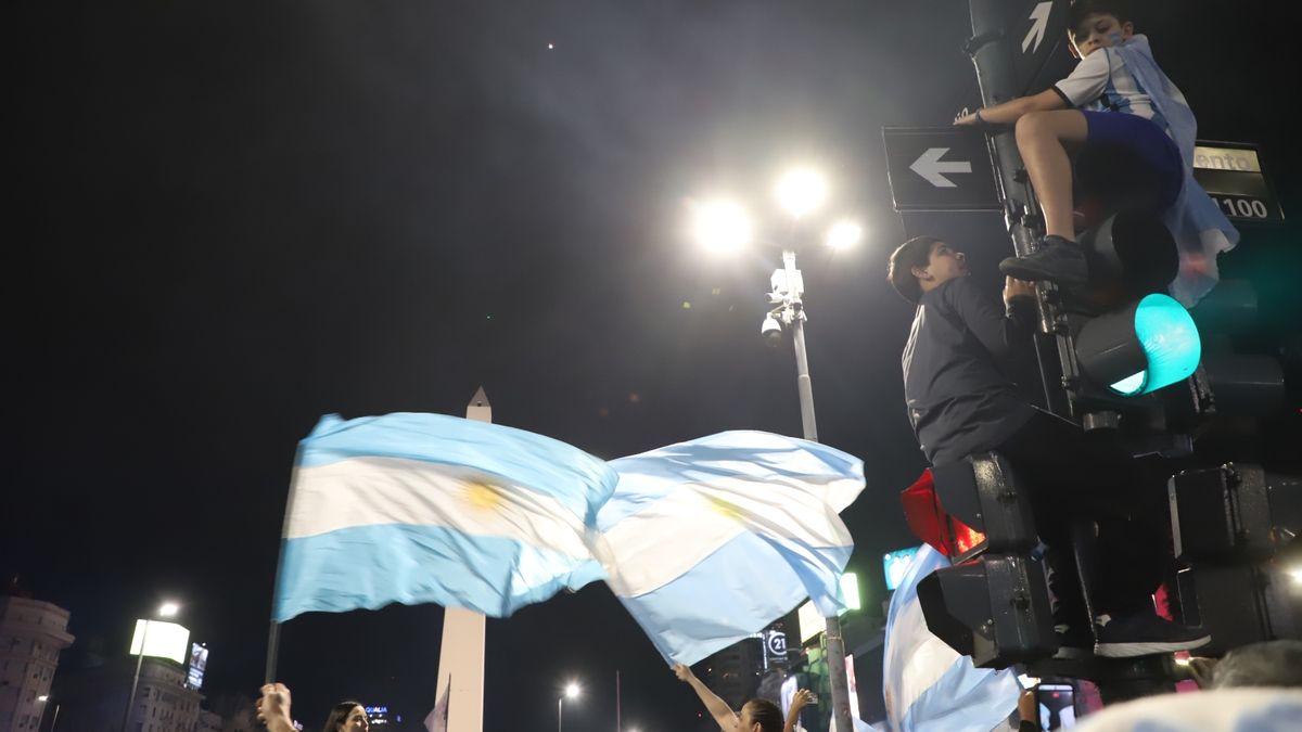 El Obelisco se pinta de celeste y blanco para celebrar un nuevo pase a la final del Mundial 2026