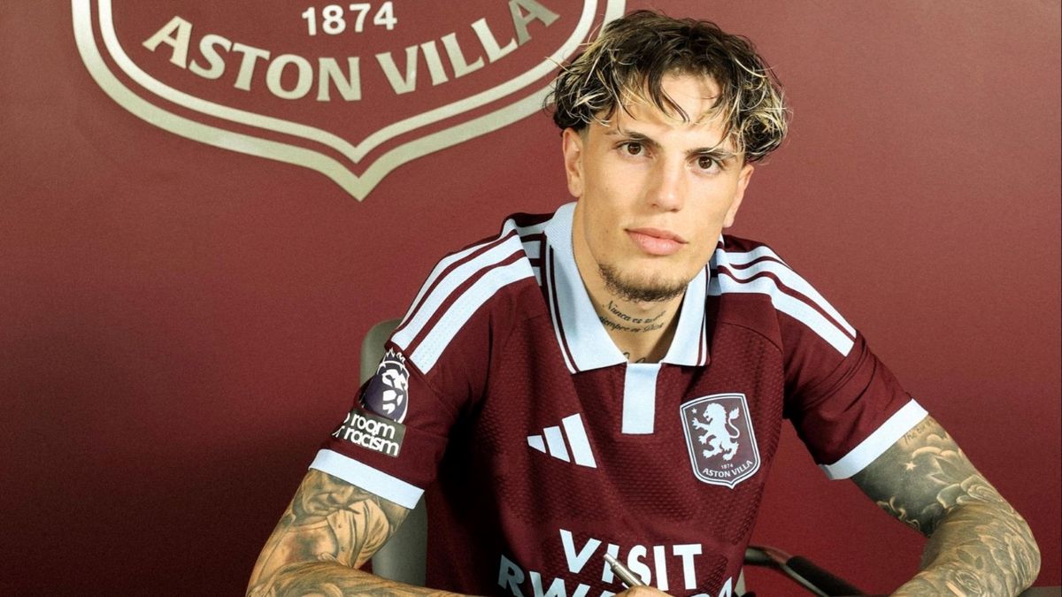 Alejandro Garnacho fue presentado en el Aston Villa y posó con una bandera argentina