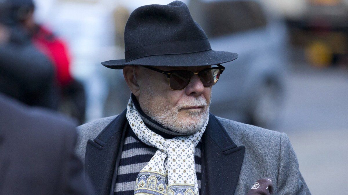 El músico Gary Glitter fue acusado de delitos sexuales históricos, incluyendo presuntas relaciones con una menor