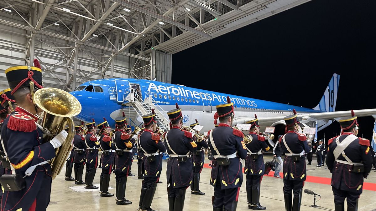 Los Granaderos recibieron al plantel de la Selección argentina al ritmo de Muchachos y con alfombra roja en Ezeiza