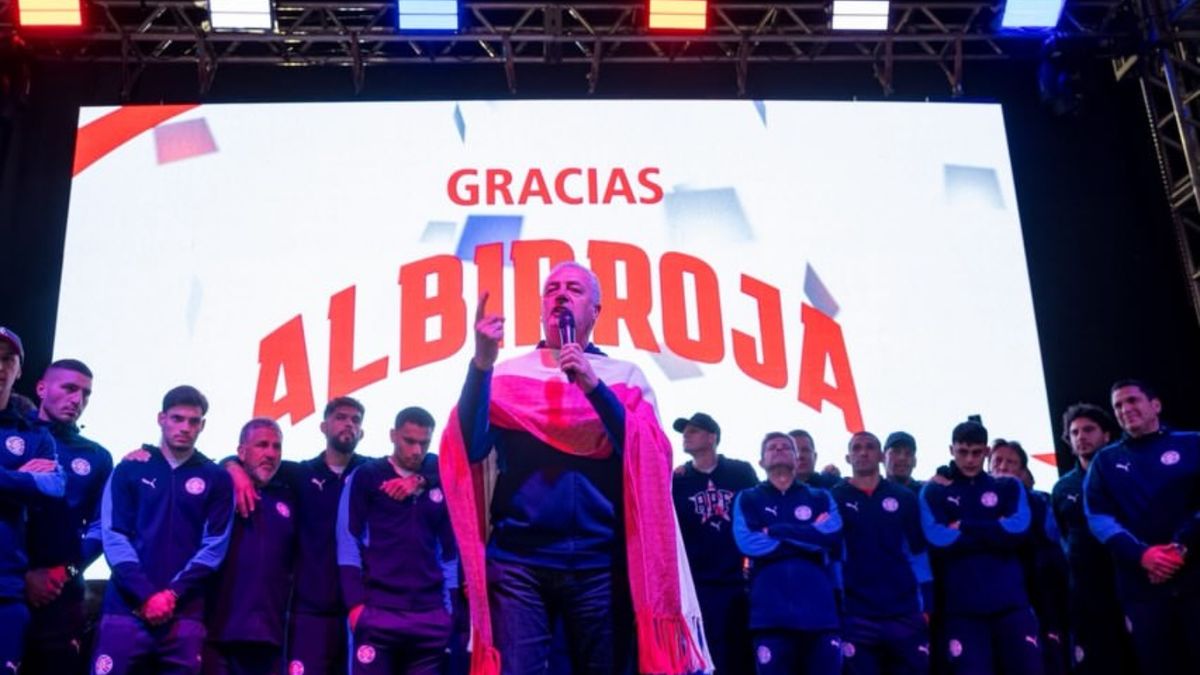 El emotivo recibimiento a Gustavo Alfaro en Asunción y un discurso que encendió la ilusión paraguaya