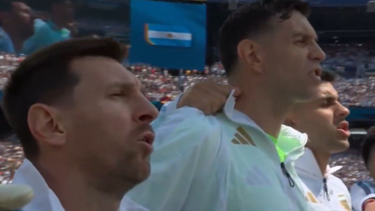 cómo cantaron el Himno Nacional los jugadores de la Selección antes de la final ante España