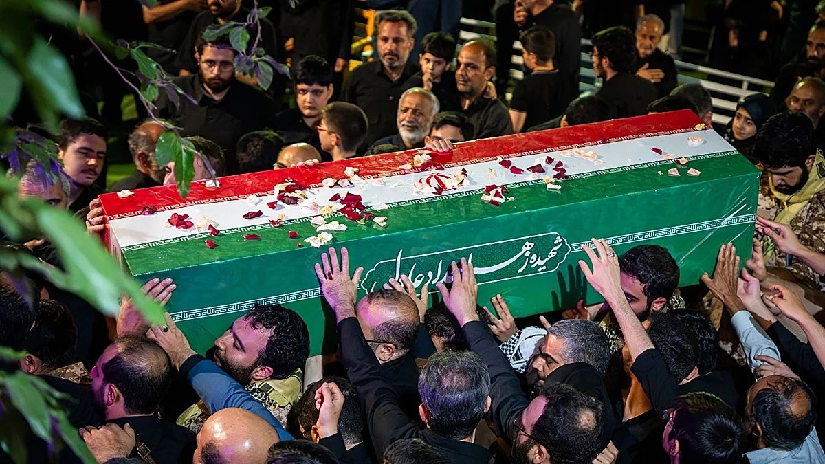 El pueblo iraní exige venganza por la muerte de Alí Jameneí en medio del multitudinario funeral