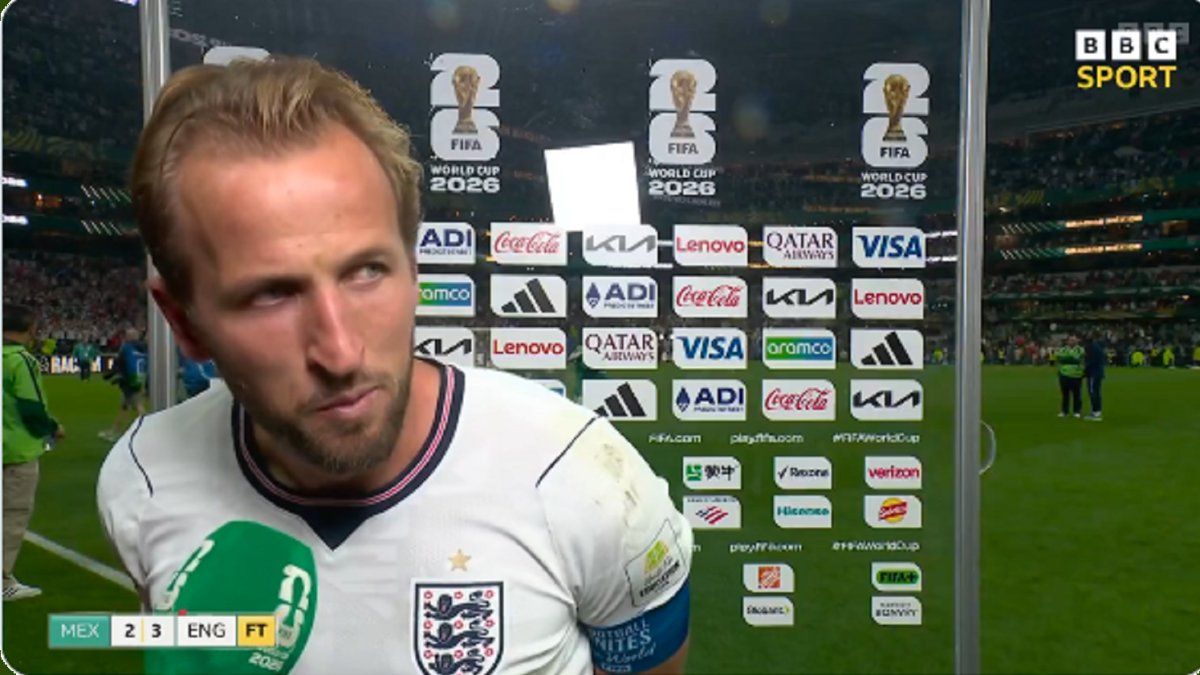 Harry Kane se quedó sin voz en los festejos de la victoria de Inglaterra y protagonizó un insólito momento en una entrevista