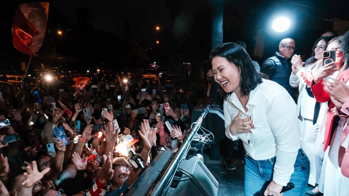 Keiko Fujimori asume la Presidencia de Perú en un escenario de fuerte polarización política