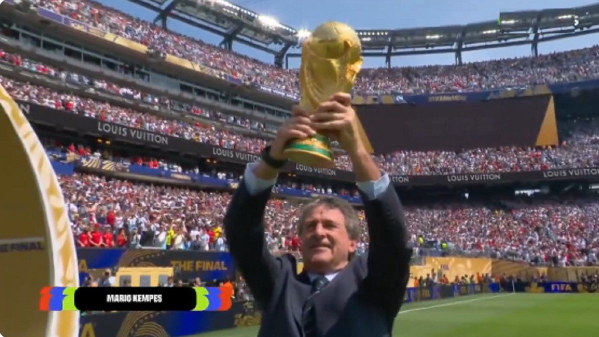 El momento en que Mario Alberto Kempes entró con la Copa del Mundo en la final del Mundial 2026