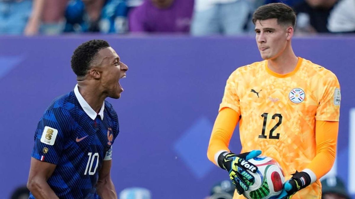 Kylian Mbappé ignoró el saludo del arquero paraguayo y éste reaccionó con un pelotazo