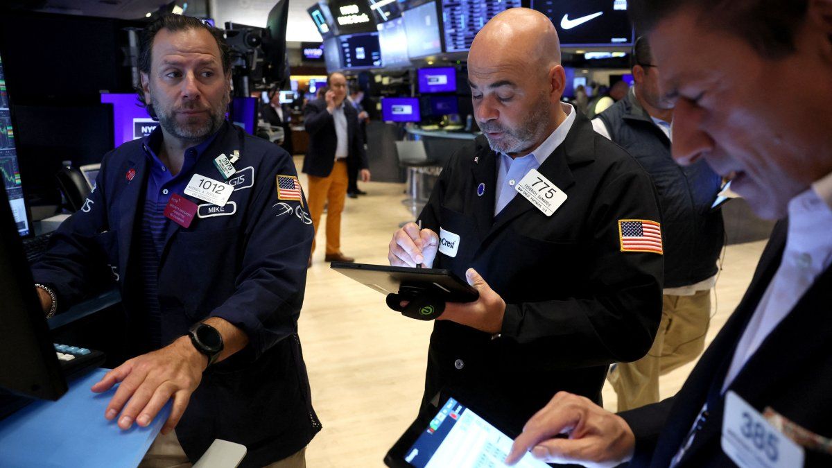 Wall Street se desploma tras el anuncio de una nueva IA china y el petróleo anota su mayor suba semanal en meses