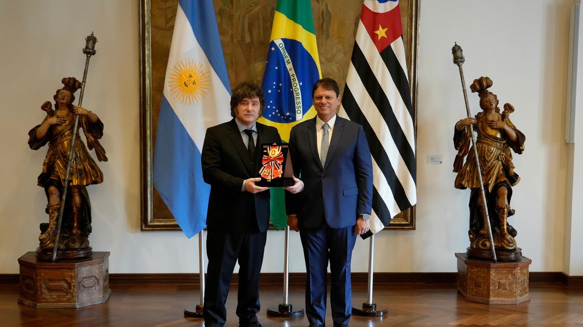 Javier Milei inició su agenda en Brasil y fue condecorado por el gobernador de San Pablo