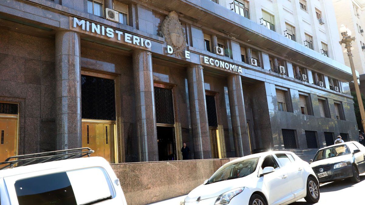 El Ministerio de Economía enfrenta vencimientos por $16 billones en julio y hay expectativas sobre el rollover