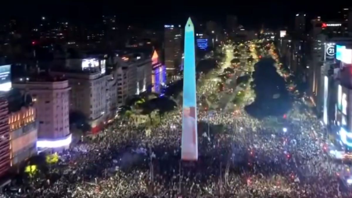 Pese a la derrota, miles de hinchas se reunieron en el Obelisco y en distintos puntos del mundo para agradecerle a la Selección