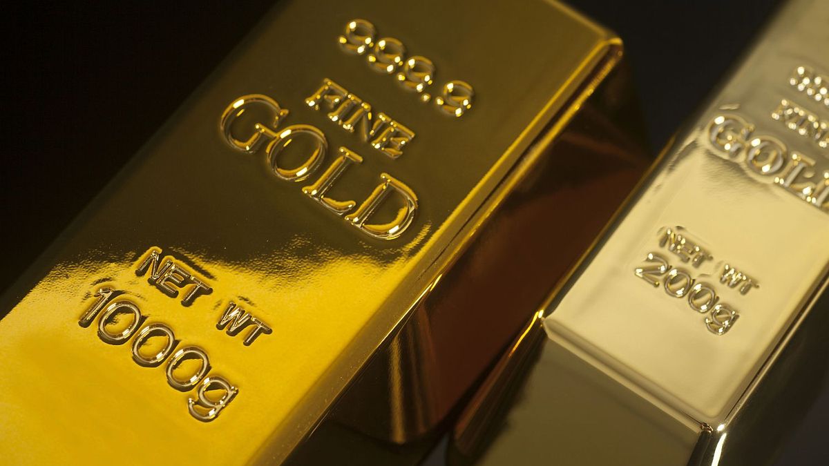 El oro rebota más de un 2% tras datos de empleo débiles en EEUU y señales de la Fed sobre la inflación