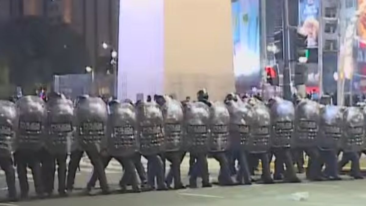 Incidentes en el Obelisco entre hinchas y policías durante los festejos por la victoria de la Selección