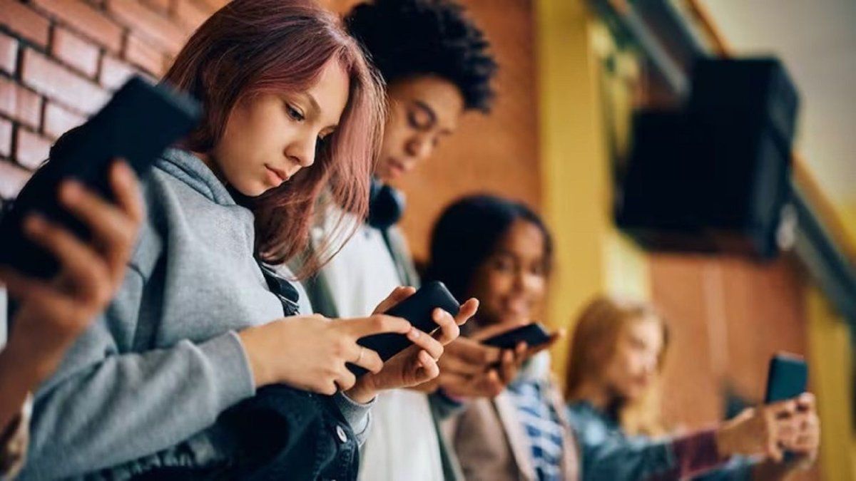 Reino Unido impondrá un toque de queda en redes sociales para adolescentes de 16 y 17 años