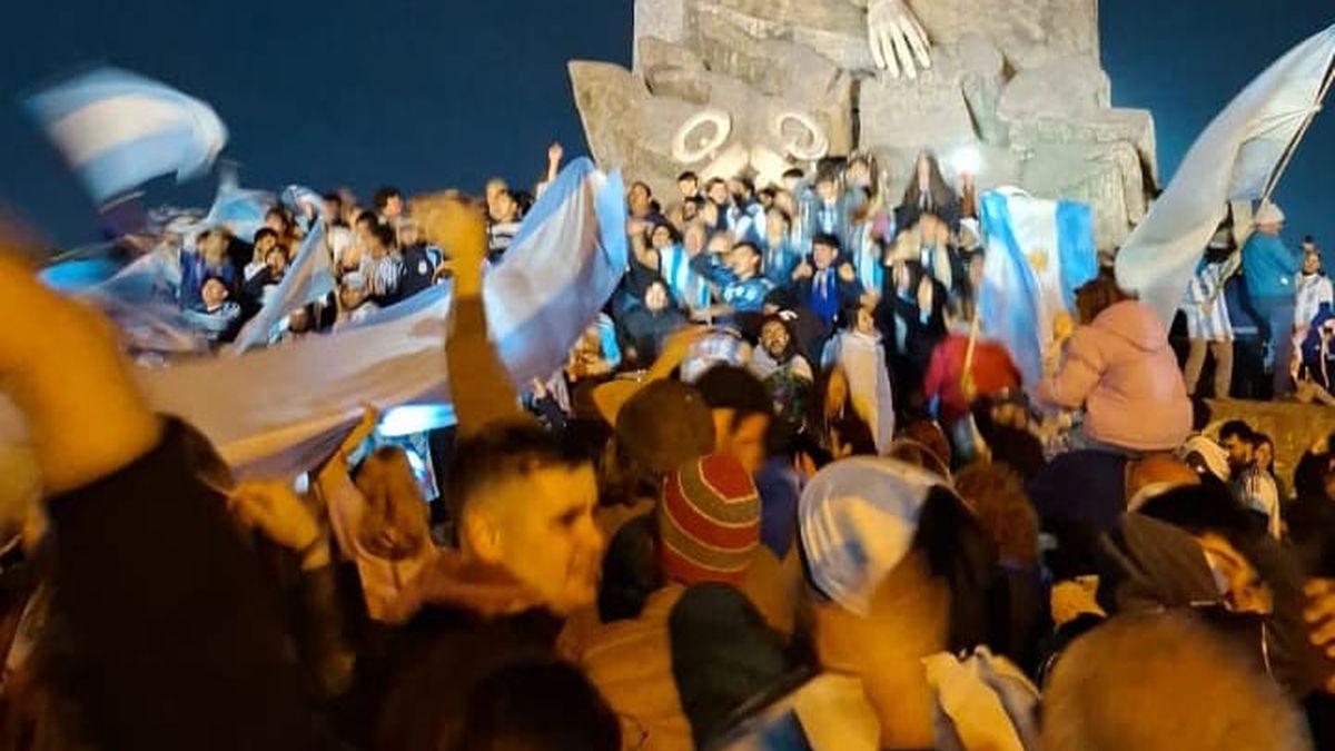 El multitudinario festejo en el Monumento a Malvinas de Quequén tras la victoria de Argentina frente a Inglaterra