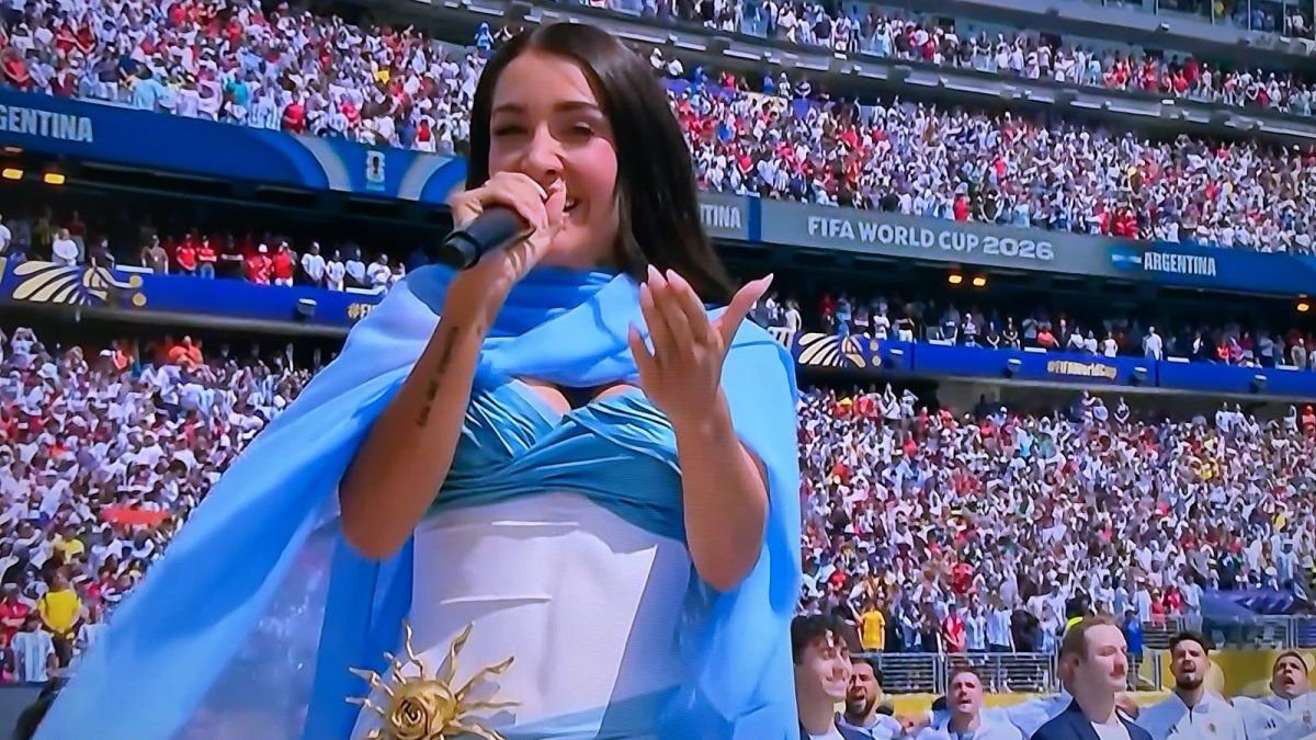 María Becerra emocionó al cantar el Himno Nacional antes de la final entre Argentina y España